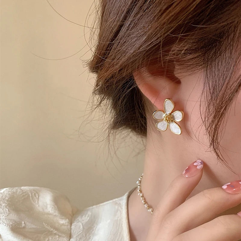 French Romantic White Enamel Irregular Five petal Flower Stud Earrings 2023 New Fashion Jewelry For Women's Elegant Accessories