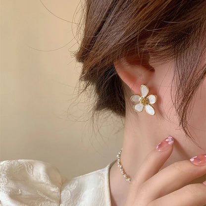 French Romantic White Enamel Irregular Five petal Flower Stud Earrings 2023 New Fashion Jewelry For Women's Elegant Accessories