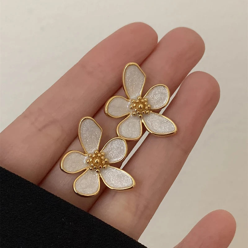 French Romantic White Enamel Irregular Five petal Flower Stud Earrings 2023 New Fashion Jewelry For Women's Elegant Accessories