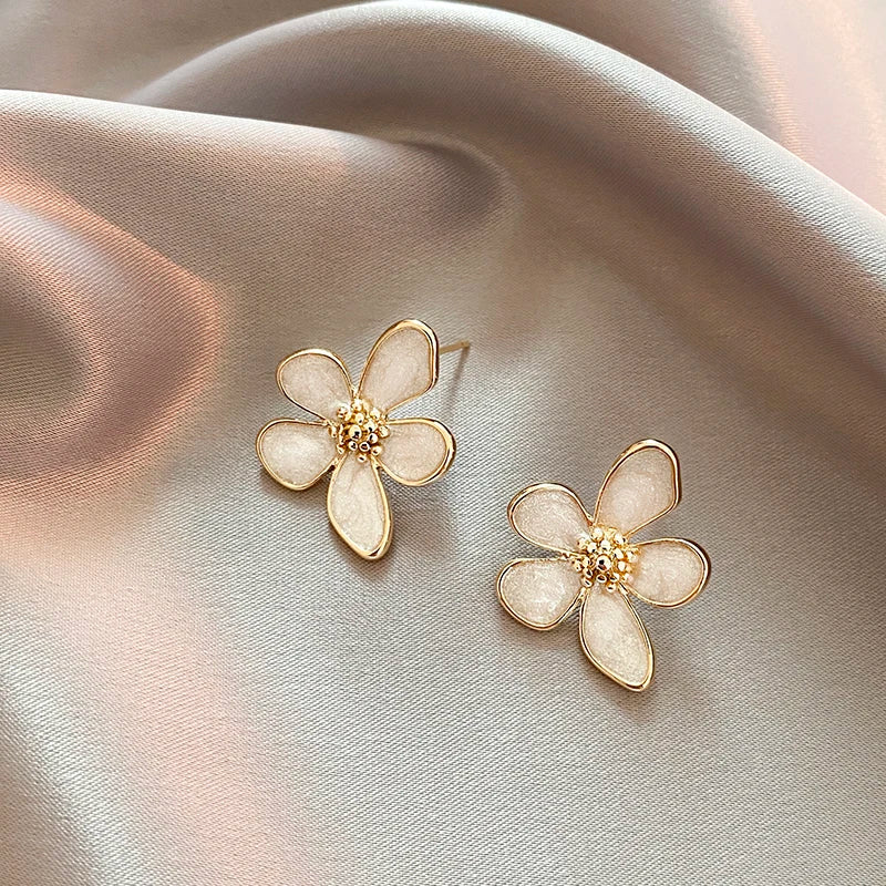 French Romantic White Enamel Irregular Five petal Flower Stud Earrings 2023 New Fashion Jewelry For Women's Elegant Accessories