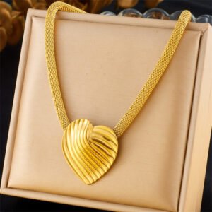 Fashion Vintage Gold-plated Striped Love Mesh Necklace